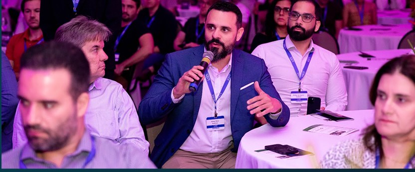 Participante com o microfone durante um painel
