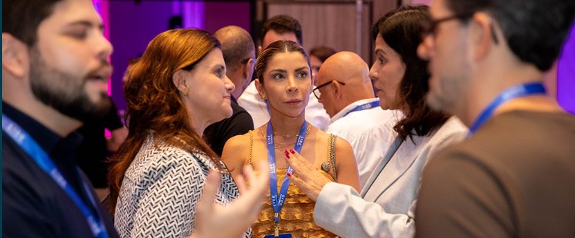 Networking entre líderes no happy hour do evento